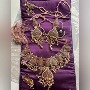 Stunning dazzling ethnic jewelry set from Dubai, in 21k gold, love the orient 😍